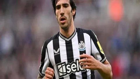 羅馬諾透露：佛羅倫薩與蘭斯達成超千萬歐元轉會合約，2002年引進查德森進行陣容升級